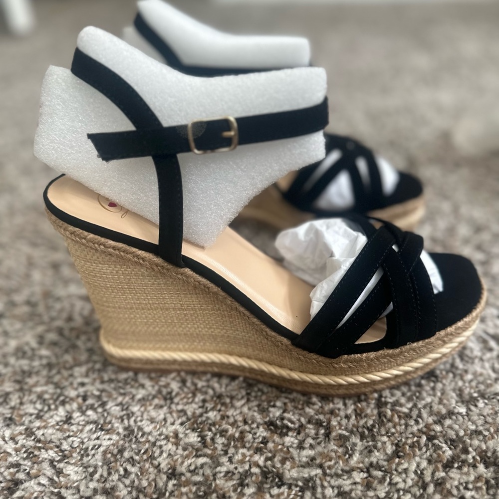 BRAND NEW size 10 black & tan wedges from pink lily. never worn.